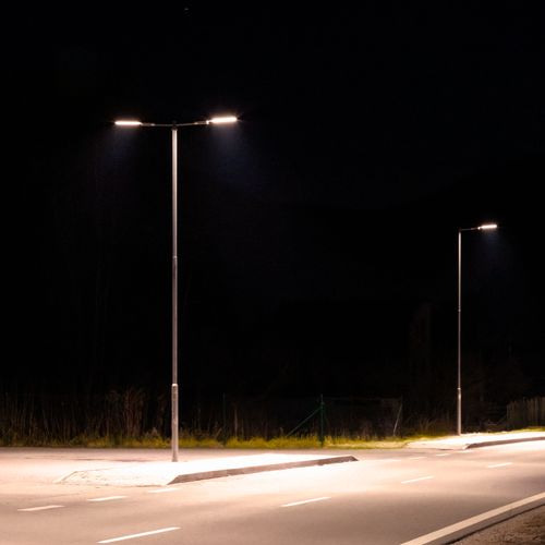 ALUMBRADO PÚBLICO PHILIPS BRP132 140W LUZ CÁLIDA IP66