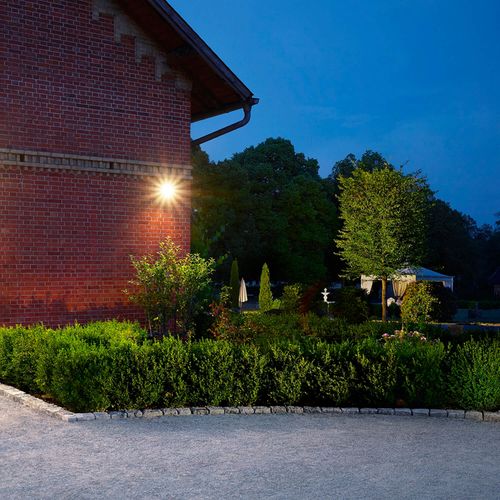 PROYECTOR SOLAR MICROSENSOR CON CONTROL REMOTO 1200LM 50W LUZ CÁLIDA IP65