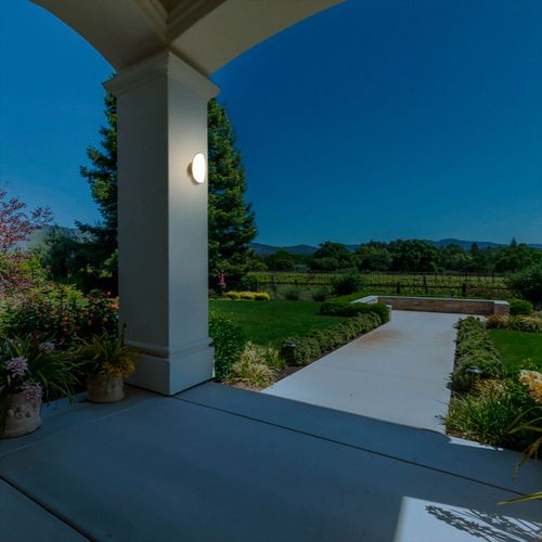 APLIQUÉ MURO LED STUDIO DIFUSOR OVALADO 8W LUZ CÁLIDA IP44