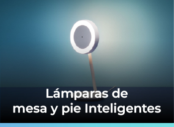Lámpara de pie inteligente y lámpara de mesa smart iluminando un living moderno, controladas por una app.